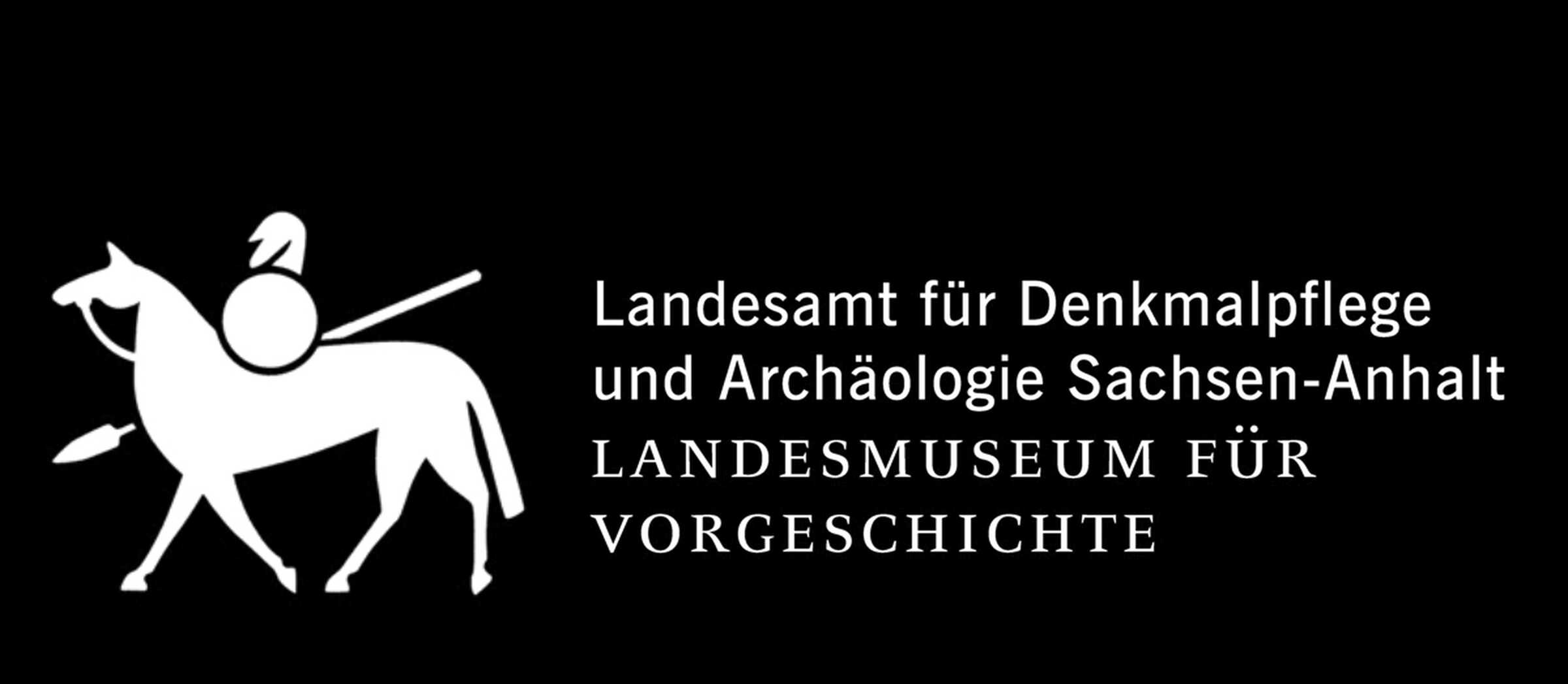 Das Logo des Landesamts für Denkmalpflege und Archäologie Sachsen-Anhalt zeigt einen Reiter mit Lanze und Schild auf einem Pferd.
