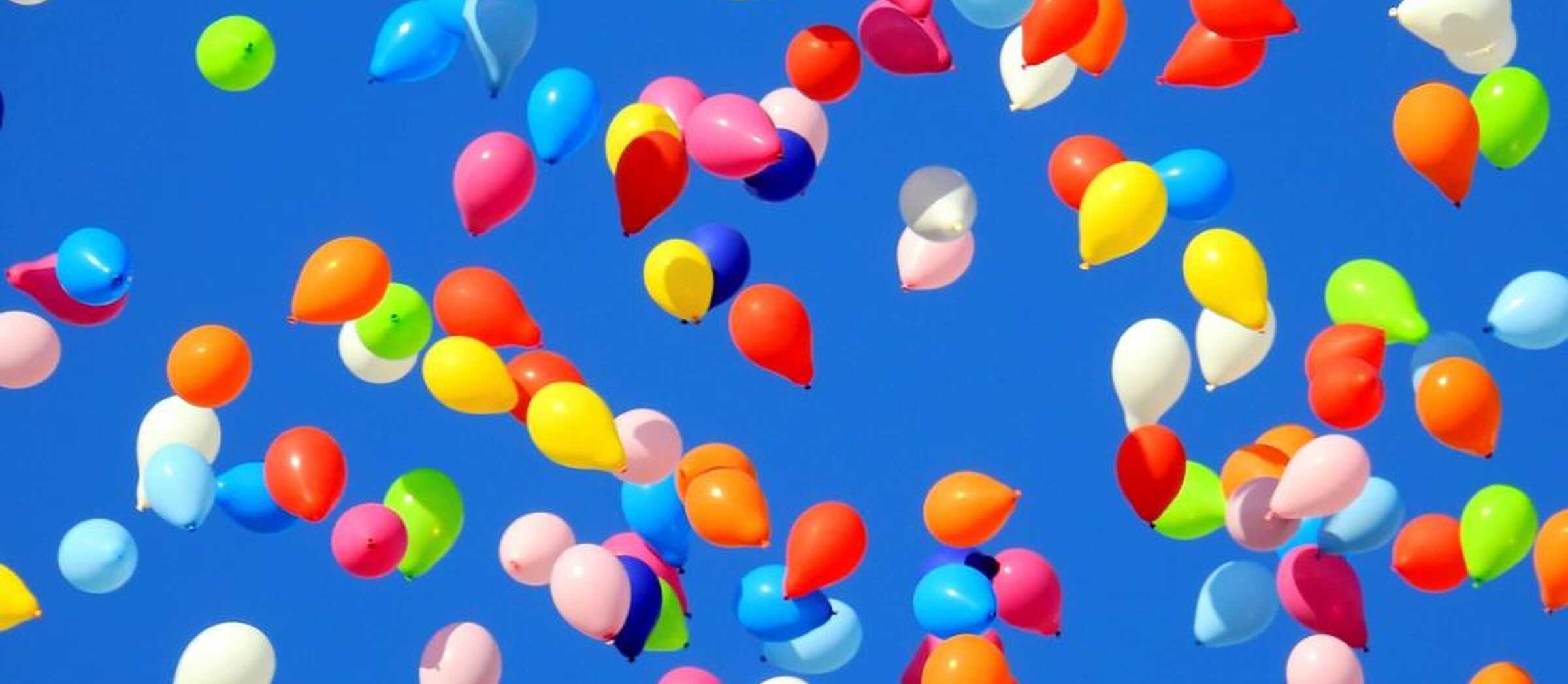 bunte Luftballons fliegen in den Himmel