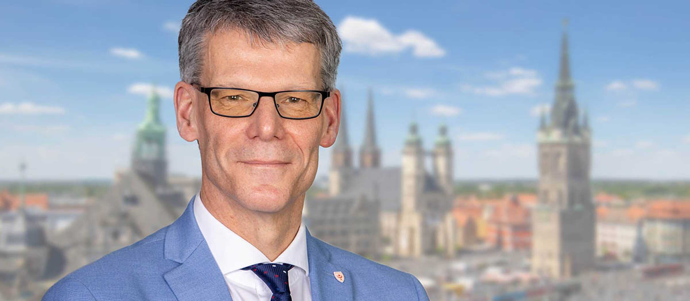 Bürgermeister Herr Geier vor den 5 Türmen von Halle