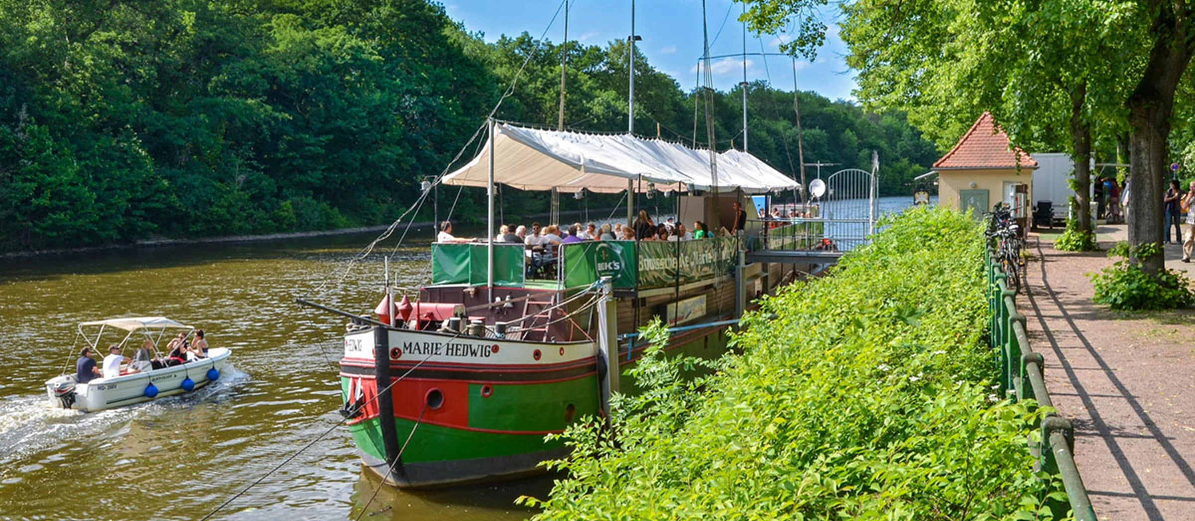 Die Bootsschenke Marie Hedwig liegt direkt am Ufer der Saale. 