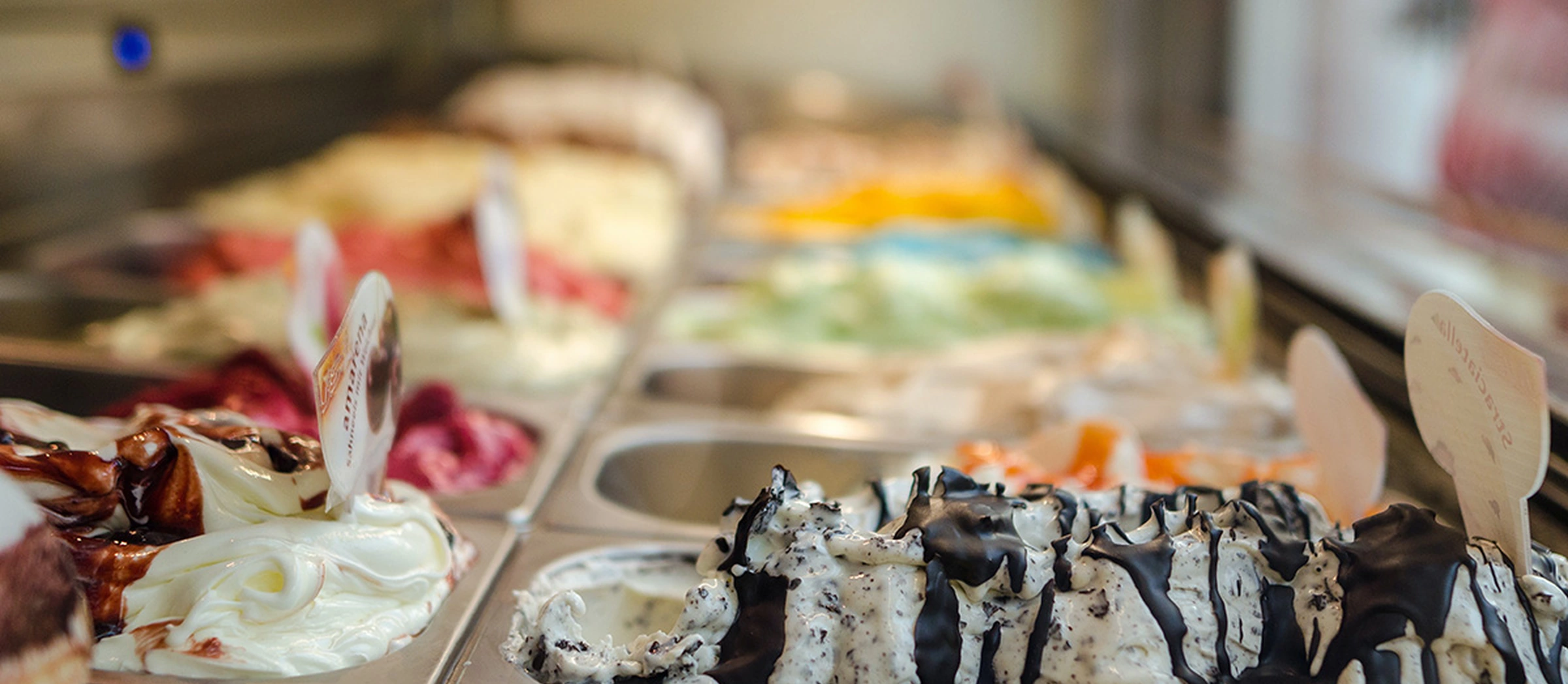 Nahaufnahme einer Eistheke mit verschiedenen Eissorten