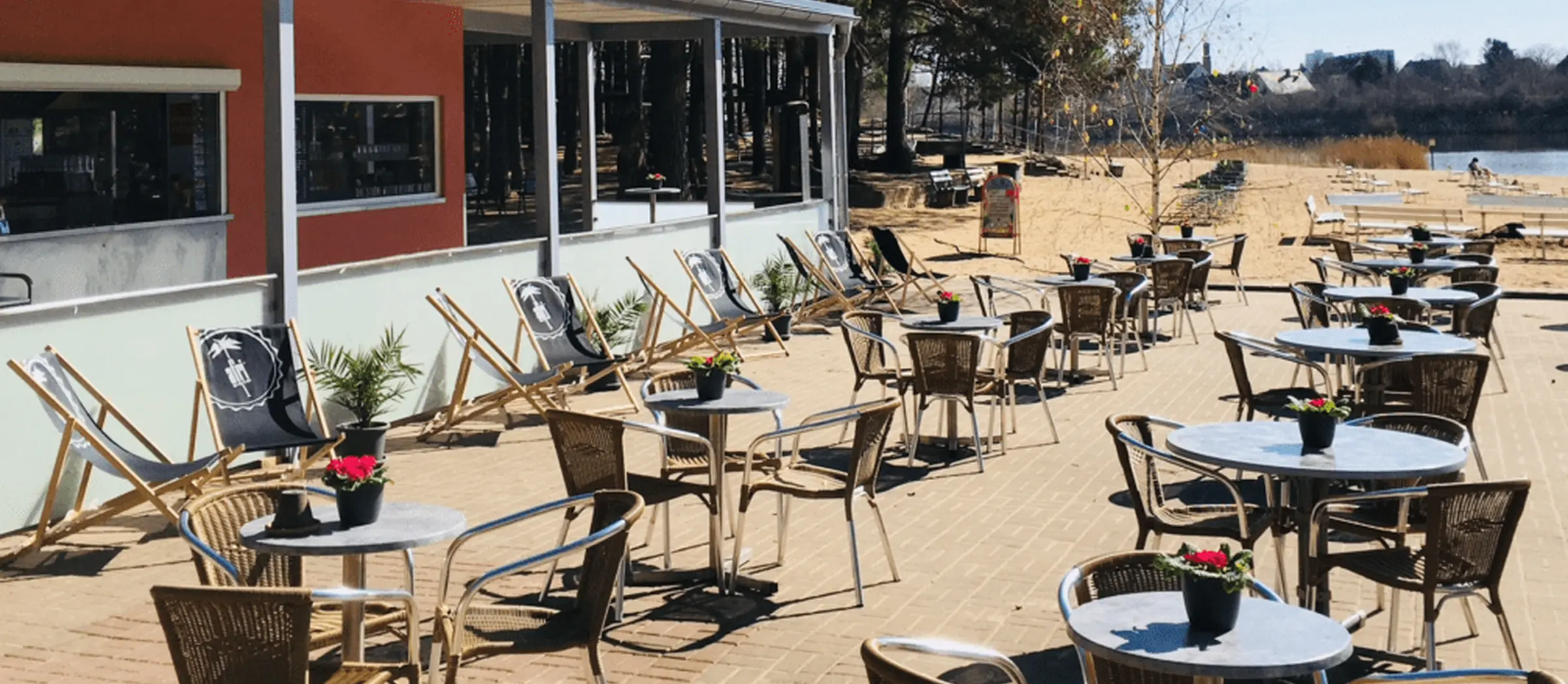 Blick auf die Außenterrasse des Strandcafés