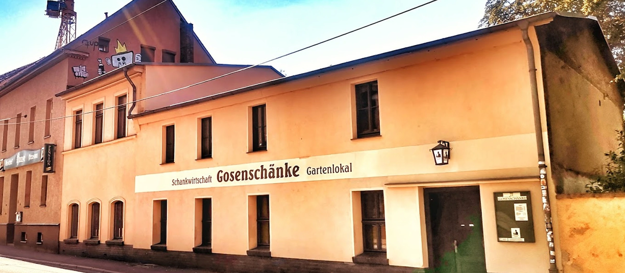 Ein orangenes Gebäude mit der Aufschrift "Gosenschänke"