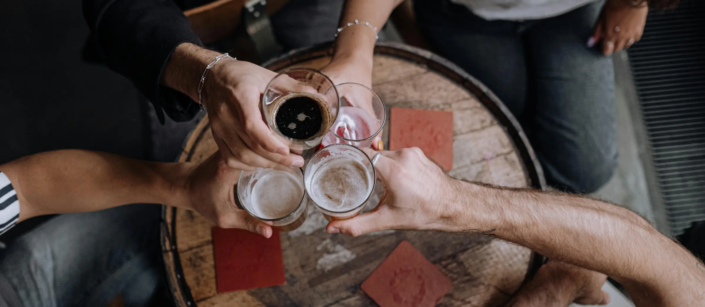 Leute stoßen mit Getränken an