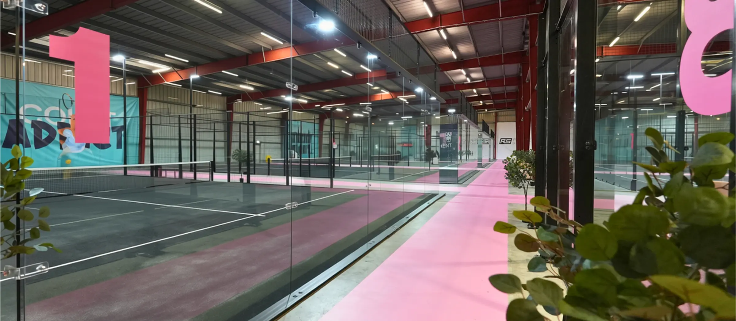 Eine leere Padel-Halle ist zu sehen. Hinter einer Glaswand befindet sich das Padelfeld, davor ein rosa Flur.