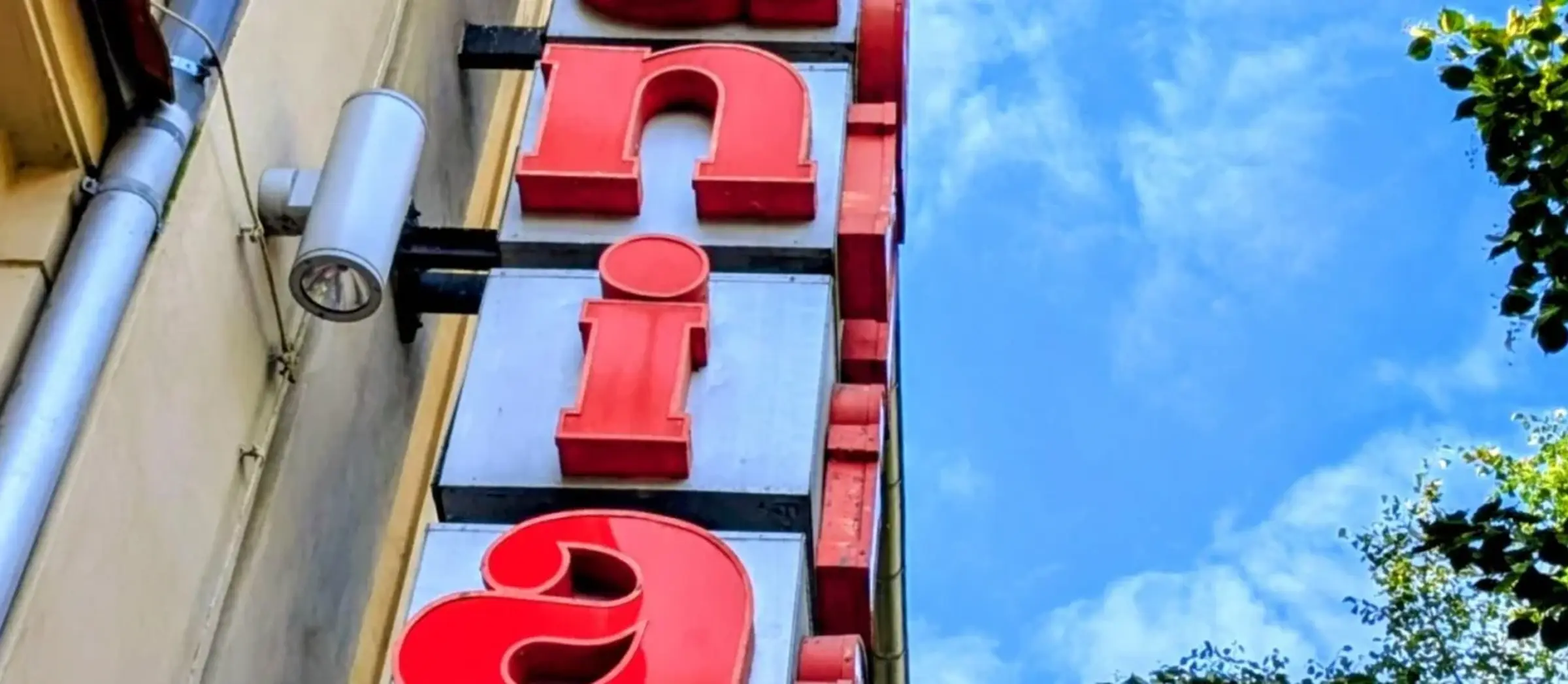 Zu sehen ist ein Teil des Schriftzugs an der Fassade des Urania 70 