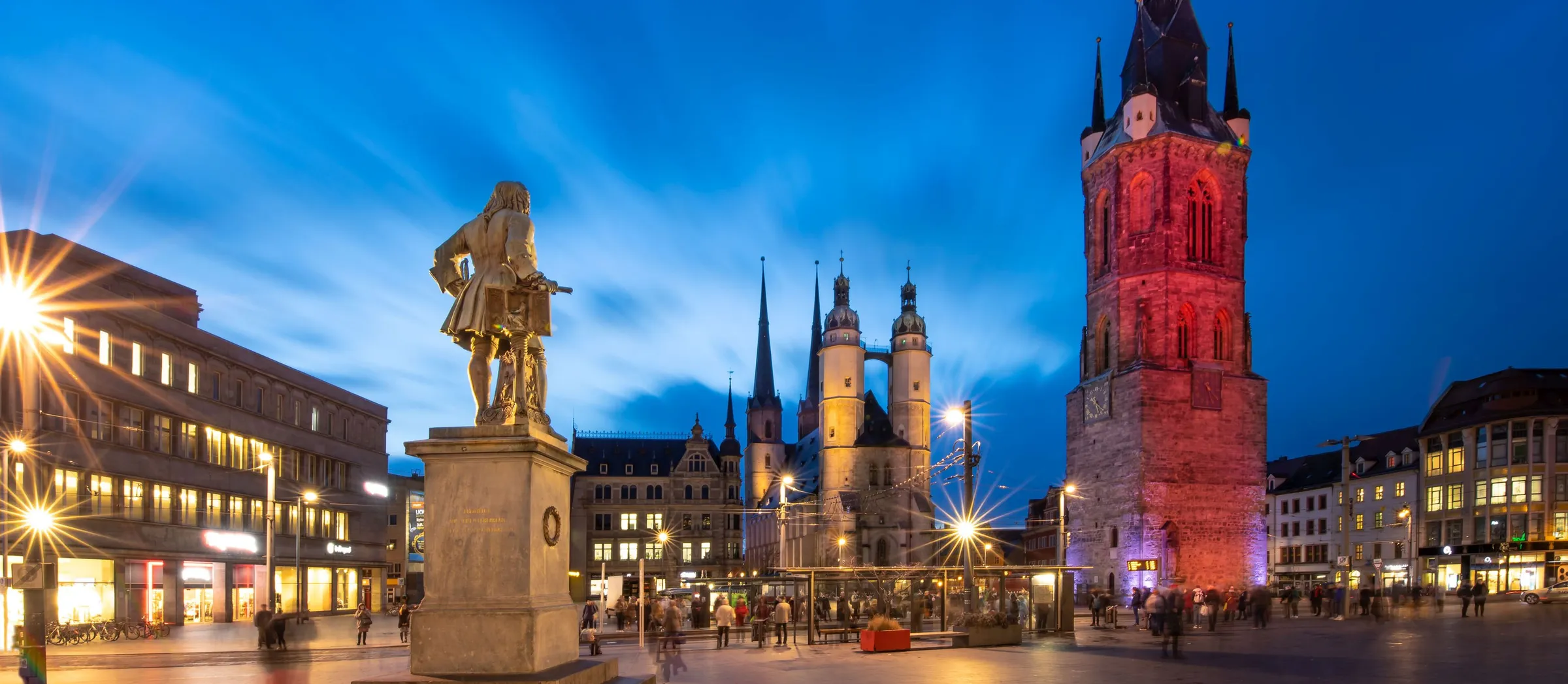 Abendstimmung auf dem halleschen Markt. Zu sehen sind die 5 Türme und das Händel-Denkmal.