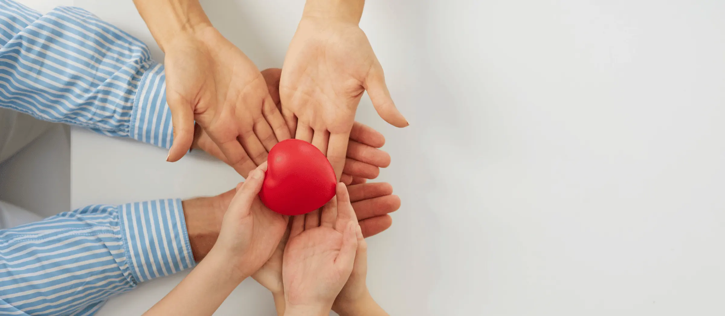 Hände halten ein rotes Herz