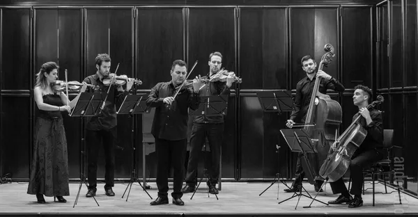 Es sind sechs Musikerinnen und Musiker des Ensembles Philharmonie der Solisten zu sehen. Sie musizieren.