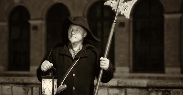 Nachtwächter mit Hellebarde und Laterne