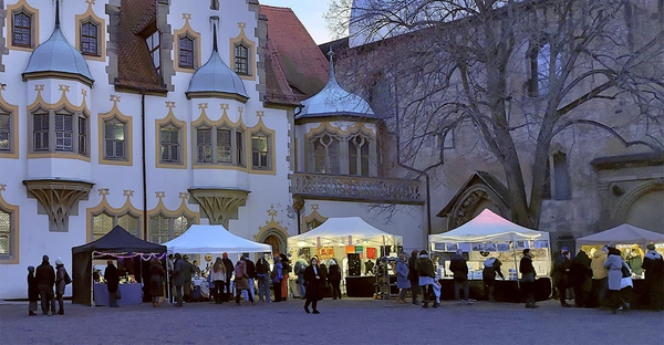 Innenhof der Moritzburg zum Last Minute Weihnachtsmarkt 2023