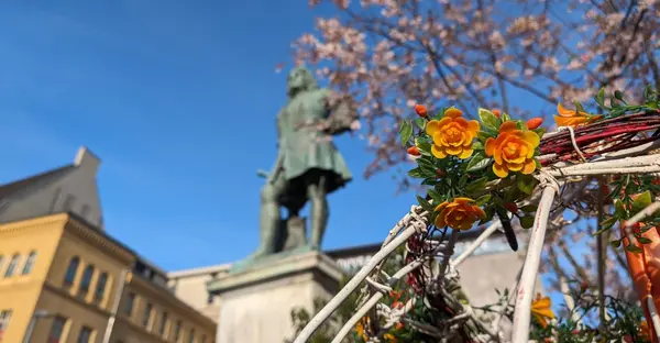 Osterkorb vor dem Händel-Denkmal