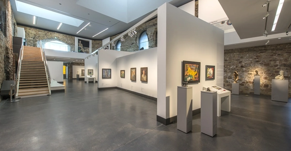 Blick in die Ausstellung „Wege der Moderne. Kunst in Deutschland im 20. Jahrhundert" im  Kunstmuseum Moritzburg Halle (Saale)