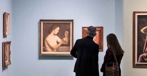 Ansicht der Ausstellung „Karl Hofer. Zwischen Schönheit und Wahrheit“ im Kunstmuseum Moritzburg Halle (Saale). Zwei Personen stehen vor Gemälden des Malers Karl Hofer. 