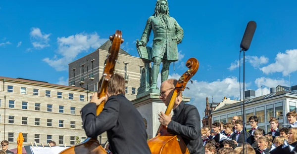 Konzert auf dem Marktplatz vor dem Händel-Denkmal