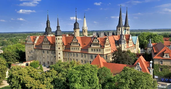 Inmitten des grünen Stadtbildes steht das Schloss Merseburg. 