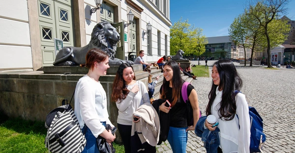 Studierende auf dem Campus in Halle, Foto: Thomas Ziegler