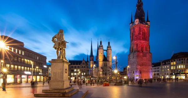 Abendstimmung auf dem halleschen Markt. Zu sehen sind die 5 Türme und das Händel-Denkmal.
