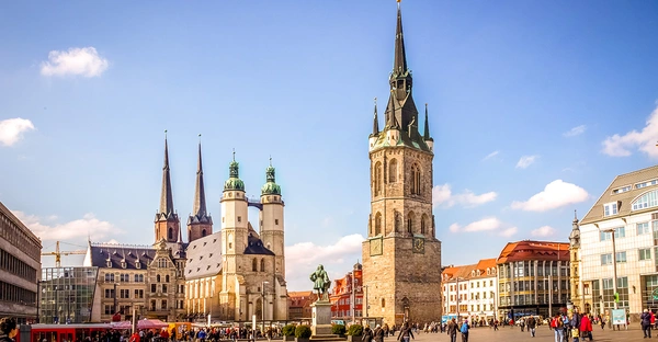 Der Rote Turm auf dem Marktplatz in Halle