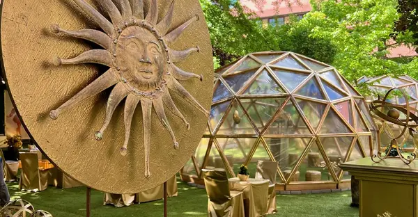 Barocke Zierelemente schmücken einen grünen Innenhof.