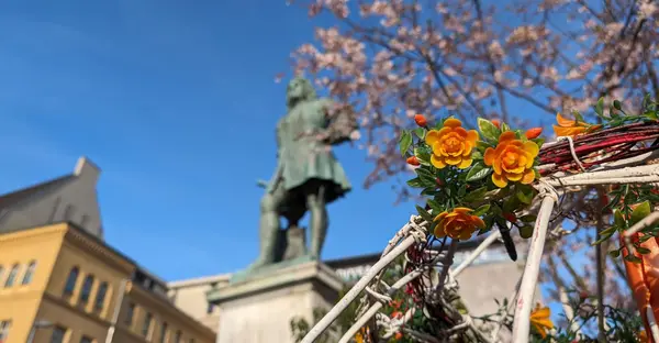 Osterkorb mit orangenen Rosen vor dem Händel-Denkmal
