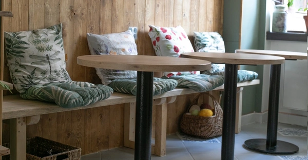 gemütliche Inneneinrichtung des Cafés mit Holzwänden und Sitzbänken