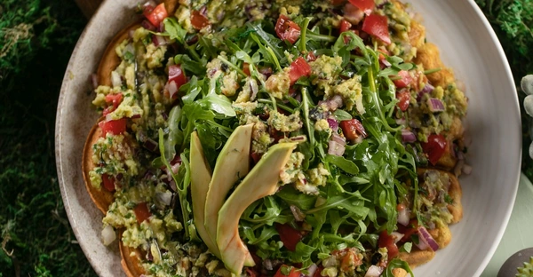 Eine herzhaft belegte Waffel mit Avocado und Gemüse