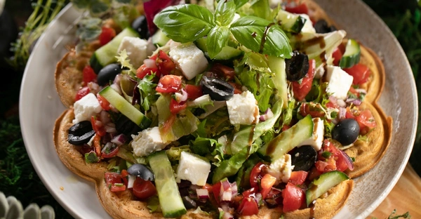 Herzhaft belegte Waffel mit Feta und Gemüse