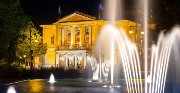 Oper Halle mit Springbrunnen bei Nacht
