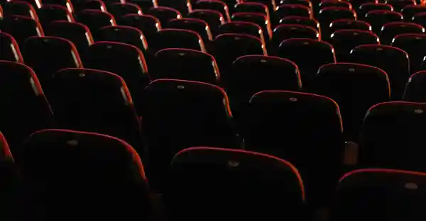 Kinosessel in einem Saal