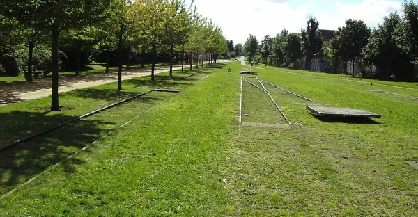 Die gepflegte Parkanlage des Thüringer Bahnhofs erstreckt sich über eine große Wiese und einer Allee