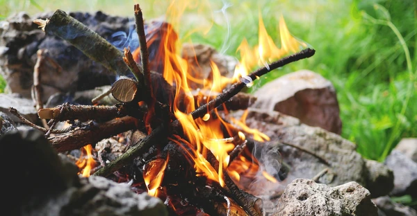 Nahaufnahme eines Lagerfeuers