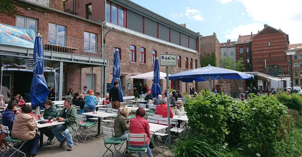 Auf der Außenterrasse des Sonnendecks sitzen viele Leute.