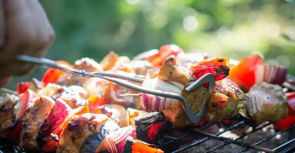 Grillspieße auf einem Grillrost