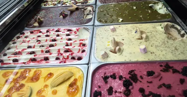 Eistheke mit verschiedenen und ausgefallenen Eissorten 