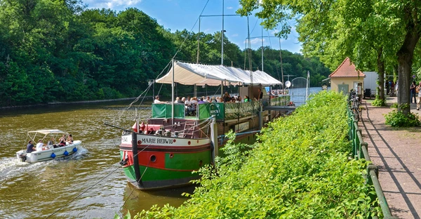 Die Bootsschenke Marie Hedwig liegt direkt am Ufer der Saale. 