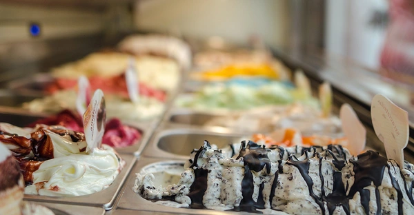 Nahaufnahme einer Eistheke mit verschiedenen Eissorten