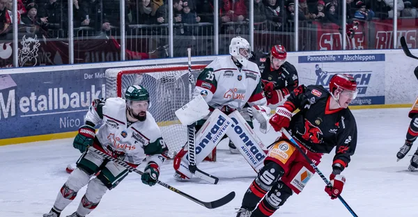 Eishockeyspieler der Mannschaft Saale Bulls beim Spiel auf dem Eis