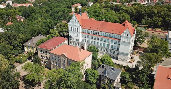 Thomas Müntzer Gymnasium (Foto: Wikimedia Commons, PaulT (Gunther Tschuch) Von PaulT (Gunther Tschuch) - Eigenes Werk, CC BY-SA 4.0, https://commons.wikimedia.org/w/index.php?curid=70573570)