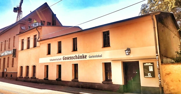 Ein orangenes Gebäude mit der Aufschrift "Gosenschänke"