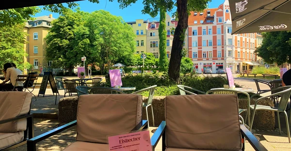 Eine gemütliche Außenterrasse inmitten einer grünen Umgebung lädt zum Verweilen ein.