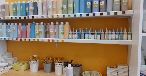 Farbtöpfe in einem Regal