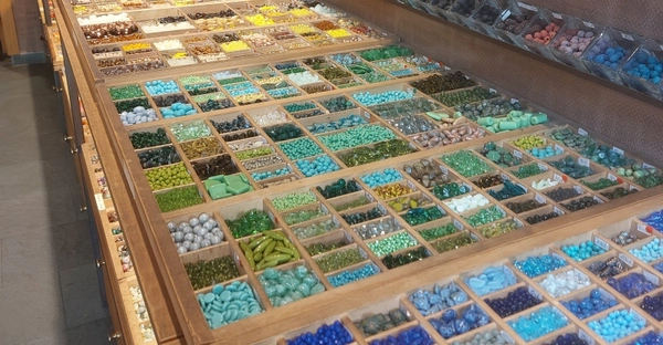 Perlen sortiert in einem Geschäft