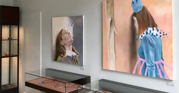 Ausstellungsexponate an der Wand und in Vitrinen