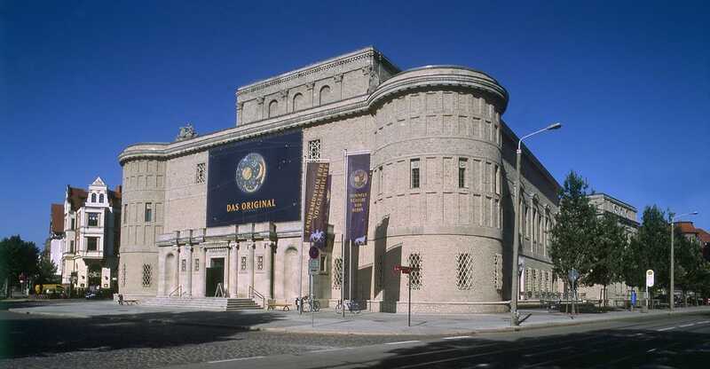 Das Bild zeigt das Landesmuseum für Vorgeschichte von außen mit einem Fassadenbanner mit Himmelsscheibe von Nebra.