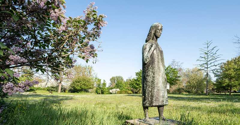 Blick in den Plastik-Park Leuna, im Vordergrund die Plastik „Anne Frank“ von Gerhard Geyer aus dem Jahr 1960