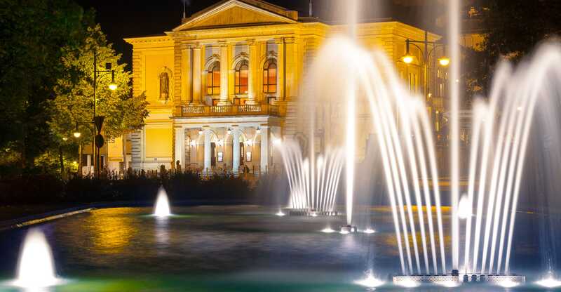 Oper Halle mit Springbrunnen bei Nacht
