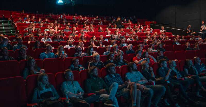 Blick in einen Kinosaal mit Menschen