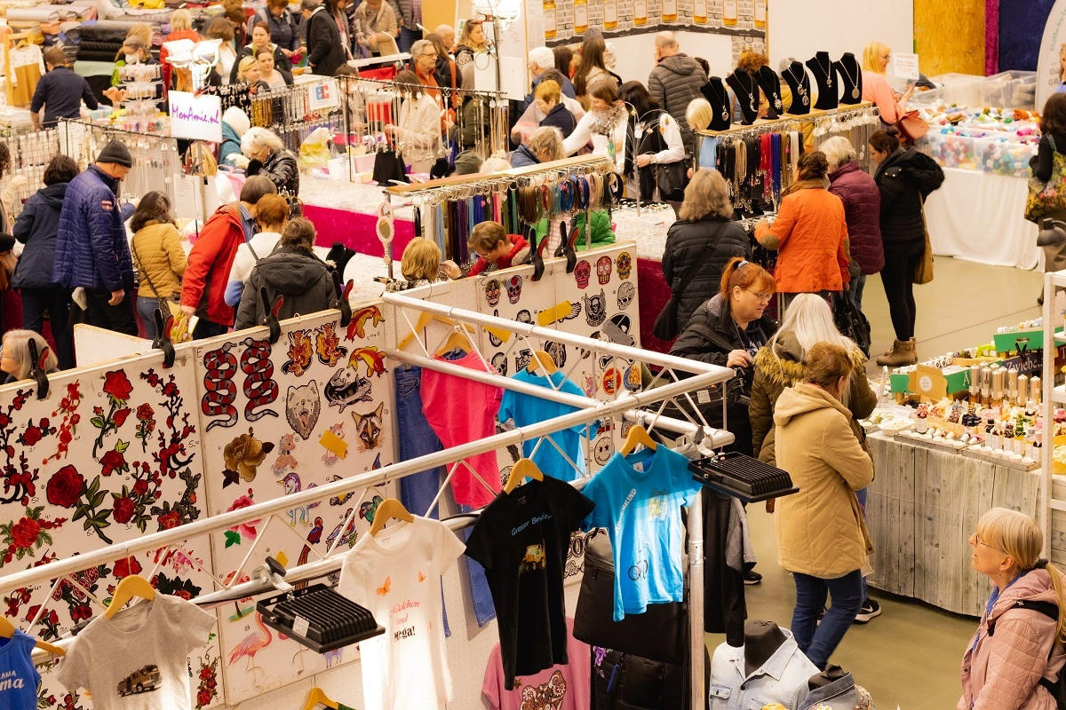 Die Kreativmesse von oben fotografiert, Menschen tummeln sich zwischen den Ständen.