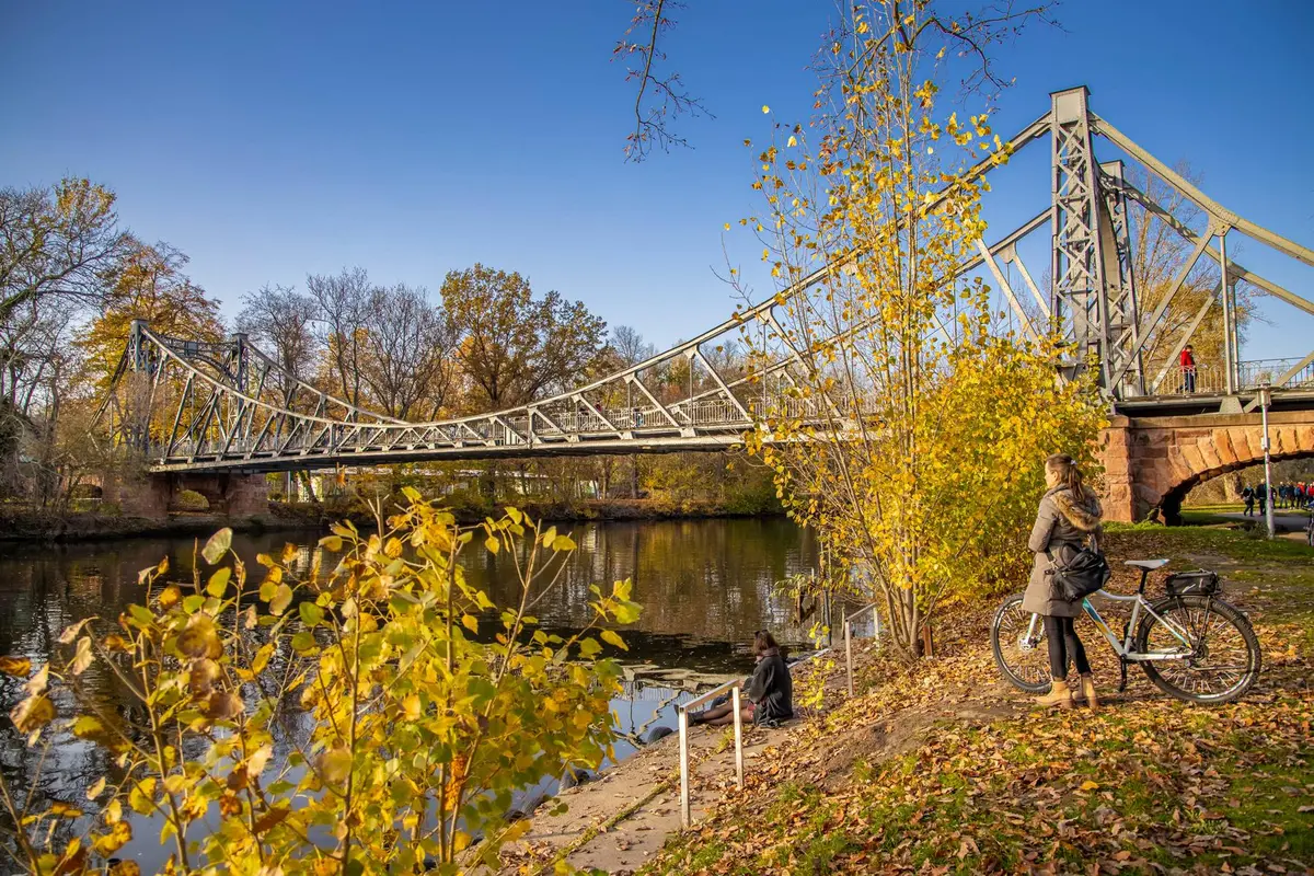 Halle im Herbst